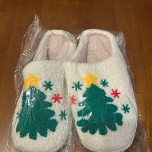 Cozy Kids Slippers with Christmas Tree Design